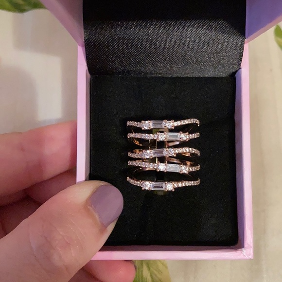 RING SIZE 8 - Picture 3 of 4